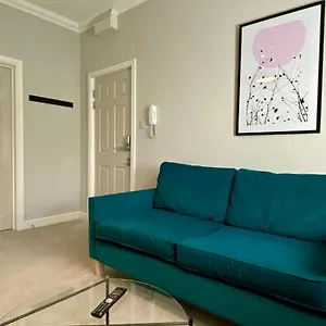 Stylish Modern Near Parks & Centre Apartment