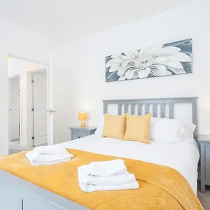 Modern 2 Bedroom Next To Bay With Parking Apartment