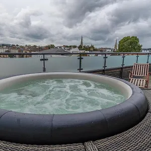 https://central-penthouse-with-private-hot-tub-and-view.tophotelsbath.com