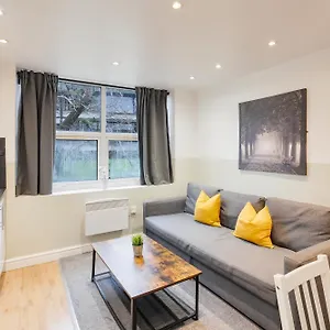 4 Person Modern Nr Centre Apartment