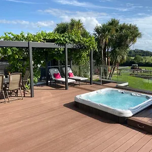 https://the-deerview-lodge-with-hot-tub.exeterhotels.net